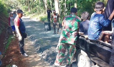 Babinsa Koramil 2209/Lengkong Laksanakan Karya Bakti Pengaspalan Jalan Bersama Warga