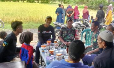 Babinsa Koramil 2212/Tegalbuleud  Desa Sumberjaya Laksanakan Komsos Bersama Tokoh Masyarakat