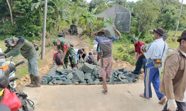 Babinsa Koramil 2213/Jampang Kulon Laksanakan Karya Bhakti Bersama Warga