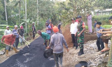 Babinsa Koramil 2201/Cisolok Laksanakan Karya Bakti Penagspalan Jalan Bersama Warga