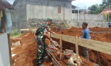 Babinsa Koramil 2208/Nyalindung Laksanakan Giat Bakti Pembangunan Sekolah