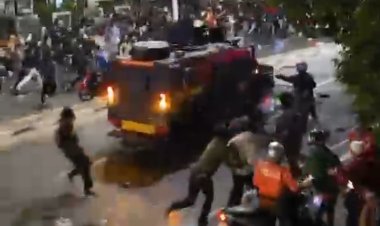 Viral Video Diduga Mobil Rantis Brimob Tabrak Driver Ojol di Tengah Aksi Demo DPR