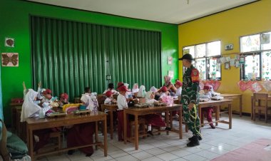 Babinsa Koramil 2209/Lengkong Dampingi Pendistribusian Program MBG di SDN Tegallega