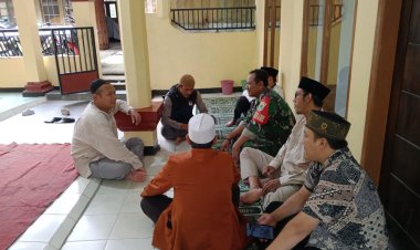 Babinsa Koramil 2211/Sagaranten Jalin Komsos Bersama Tokoh Masyarakat di Desa Sindangraja