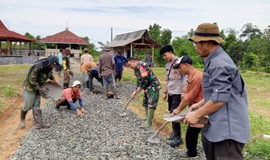 Babinsa Koramil 2213/Jampang Kulon Desa Cikaranggeusan Gelar Karya Bakti Bersama Warga