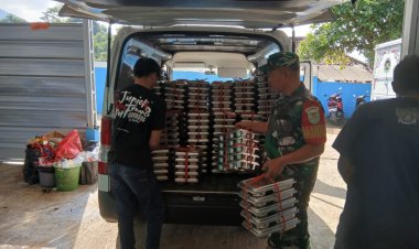 Babinsa Koramil 2205/Kalapanunggal Dampingi Pendistribusian Makan Bergizi Gratis di Desa Pulosari