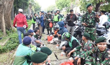 Ditengah Aksi Massa, TNI Hadir mengedepankan Semangat Persatuan dan Kebersamaan