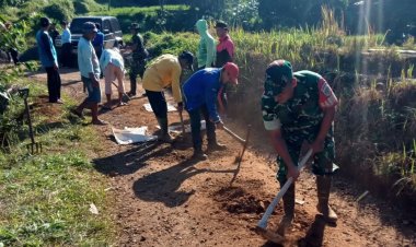 Babinsa Koramil 2207/Jampang Tengah Gelar Karya Bakti Pembersihan Jalan Bersama Warga