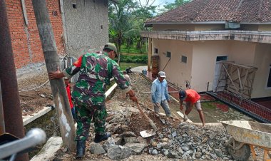 Babinsa Koramil 2211/Sagaranten Gelar Karya Bakti Perbaikan Pagar Masjid di Desa Cidadap