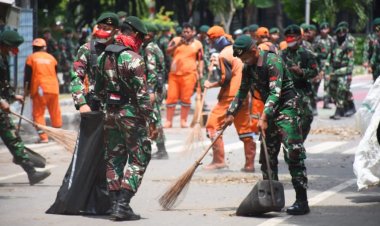 Prajurit TNI Bersama Masyarakat Gotong Royong Bersihkan Sisa Aksi Massa dan Evakuasi Kendaraan Terbakar