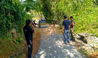 Babinsa Koramil 2201/Cisolok Gelar Karya Bakti Pengaspalan Jalan Bersama Warga