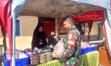 Babinsa Koramil 2201/Cisolok Dampingi Pelaksanaan Pasar Murah di Kecamatan Cisolok