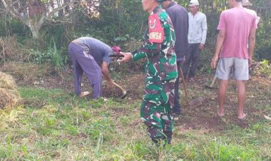 Babinsa Koramil 2209/Lengkong Gelar Karya Bakti Pembersihan Jalan Desa Bersama Warga