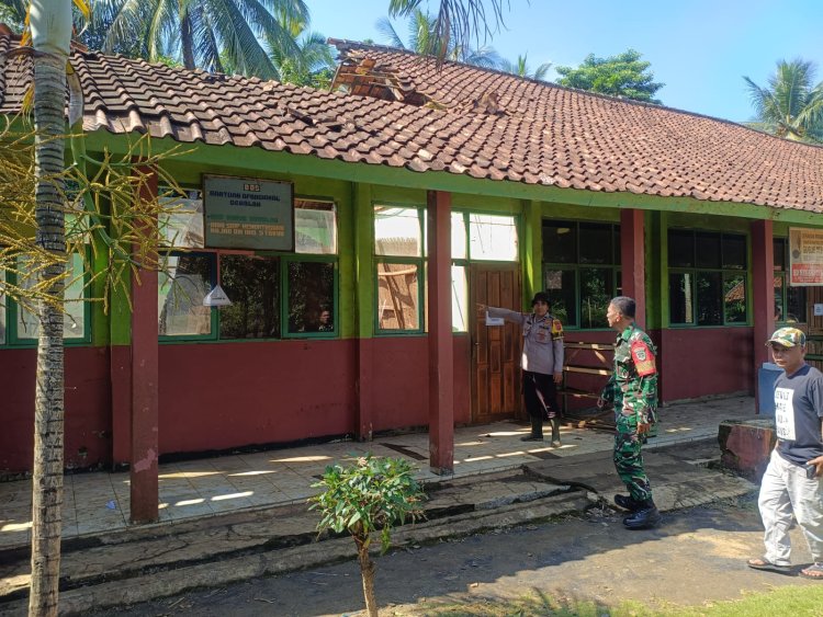 Babinsa Koramil 2215/Ciemas Tinjau Ruang Kelas SDN 1 Citangkil yang Ambruk
