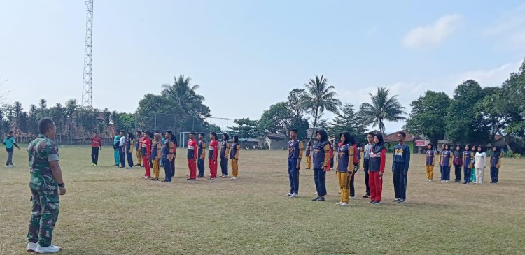 Babinsa Koramil 2203/Warungkiara Dampingi Latihan Paskibra Tingkat Kecamatan