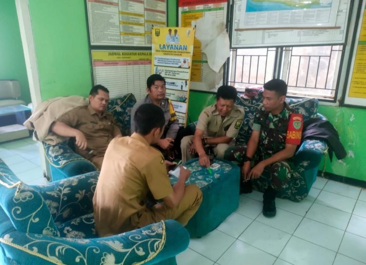 Babinsa Koramil 2209/Lengkong Laksanakan Komsos Bersama Aparat Desa Cilangkap