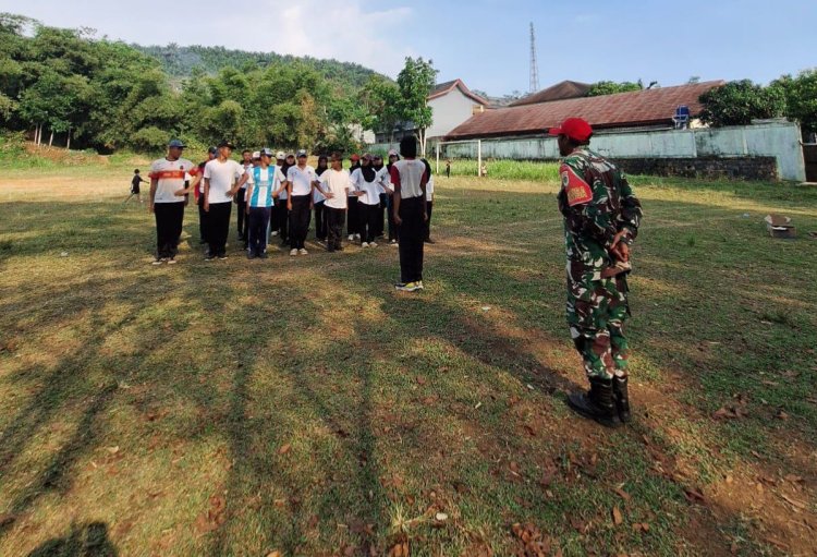 Babinsa Koramil 2204/Cikidang Dampingi Pelatihan Paskibraka di SMAN 1 Cikidang