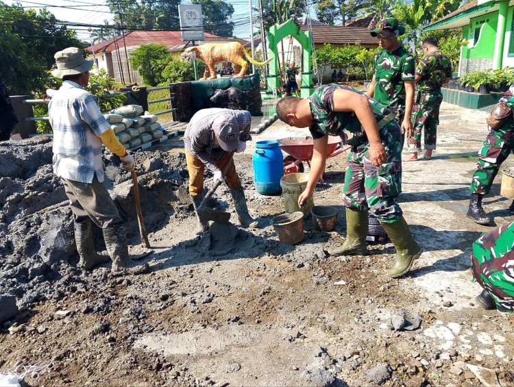 BABINSA KORAMIL 2205/KALAPANUNGGAL GELAR KEGIATAN BHAKTI PEMBENAHAN PANGKALAN