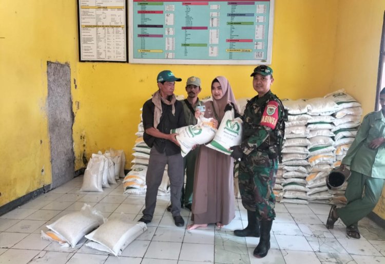 BABINSA KORAMIL 2211/SAGARANTEN MONITORING PENYALURAN BANSOS PANGAN DI DESA MEKARTANJUNG