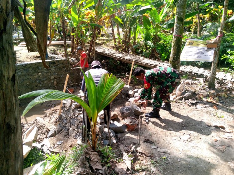 Babinsa Koramil 2201/Cisolok Laksanakan Karya Bakti Pembersihan Irigasi di Desa Caringin