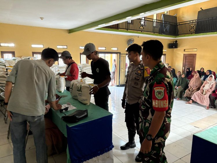 Babinsa Koramil 2208/Nyalindung Dampingi Penyaluran Bantuan Pangan Beras di Desa Cijangkar