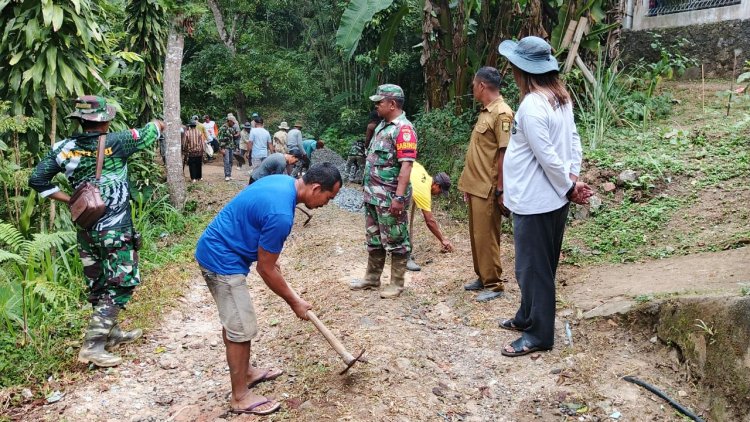 BABINSA KORAMIL 2210/PABUARAN LAKSANAKAN KARYA BAKTI BERSAMA WARGA