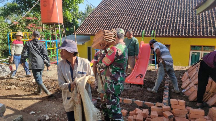 BABINSA KORAMIL 2209/LENGKONG BERSAMA WARGA LAKSANAKAN KARYA BAKTI REHAB PUSTU