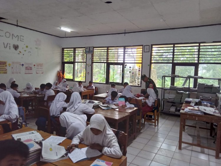 BABINSA KORAMIL 2215/CIEMAS BERIKAN BIMBINGAN BELAJAR DAN WAWASAN KEBANGSAAN KEPADA SISWA SDN 1 TAMANJAYA