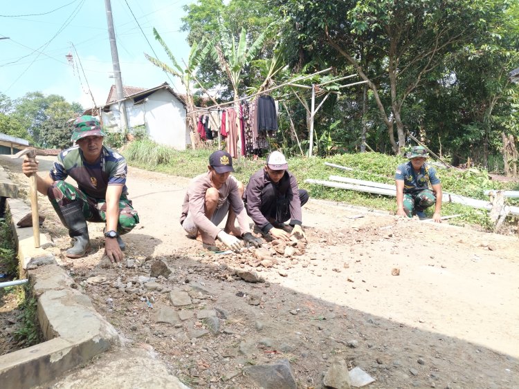 BABINSA KORAMIL 2208/NYALINDUNG LAKSANAKAN KARYA BAKTI PERBAIKAN JALAN DI KAMPUNG GARDUH