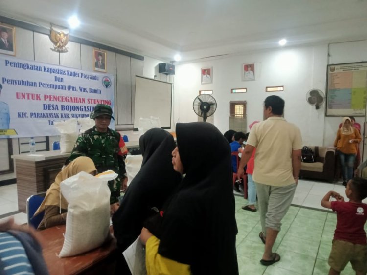 Babinsa Koramil 2206/Parakansalak Dampingi Pendistribusian Bansos Beras di Desa Bojongasih