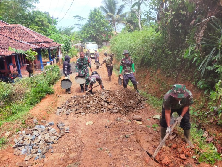 Babinsa Koramil 2211/Sagaranten Laksanakan Karya Bakti Penggaspalan Jalan di Desa Cimenteng