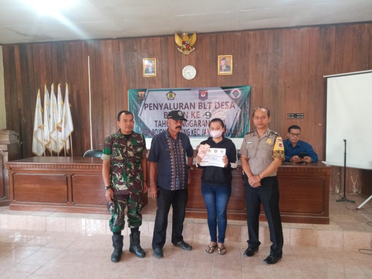 Babinsa Koramil 2213/Jampangkulon Dampingi Penyaluran BLT DD di Desa Bojong Genteng