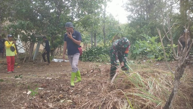 BABINSA KORAMIL 2215/CIEMAS GELAR BAKTI PEMBERSIHAN JALAN DI DESA MANDRAJAYA