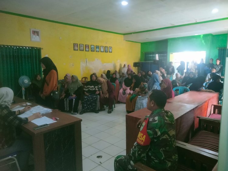 Babinsa Koramil 2201/Cisolok Hadiri Kegiatan Pendistribusian Beras Bulog di Desa Cileungsing