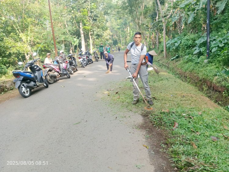 Kadus Tarmana Pimpin Kerja Bakti Bersama Warga di Wilayah Dusun Tiga Desa Cijeruk