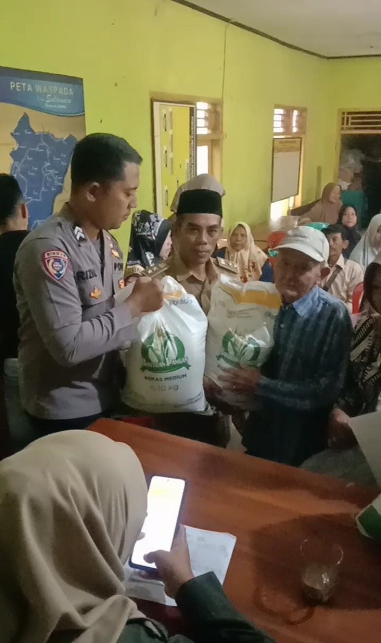 PEMERINTAH DESA SUKAMAJU SALURKAN BANTUAN BERAS UNTUK WARGA