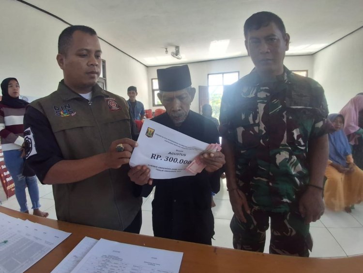 BABINSA KORAMIL 2204/CIKIDANG LAKSANAKAN PENDAMPINGAN PENYALURAN BLT DD DI DESA MEKARNANGKA