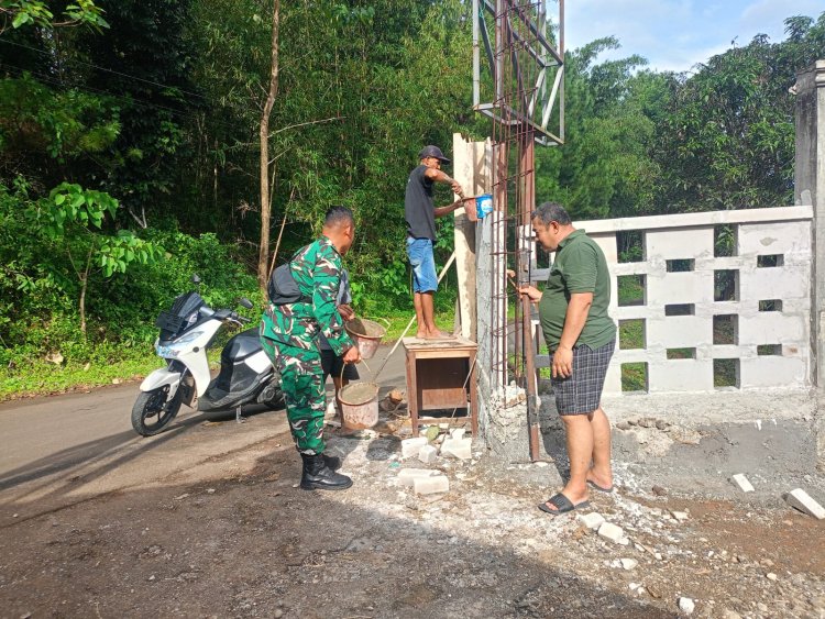 BABINSA KORAMIL 2211/SAGARANTEN LAKSANAKAN KARYA BAKTI BERSAMA WARGA DESA PADASENANG
