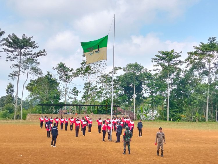 Babinsa Koramil 2214/Surade Latih Paskibra di Kecamatan Surade