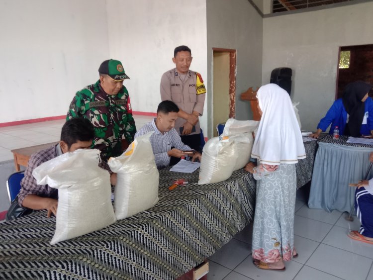 Babinsa Koramil 2206/Parakansalak Dampingi Pendistribusian Bansos Beras di Desa Parakansalak