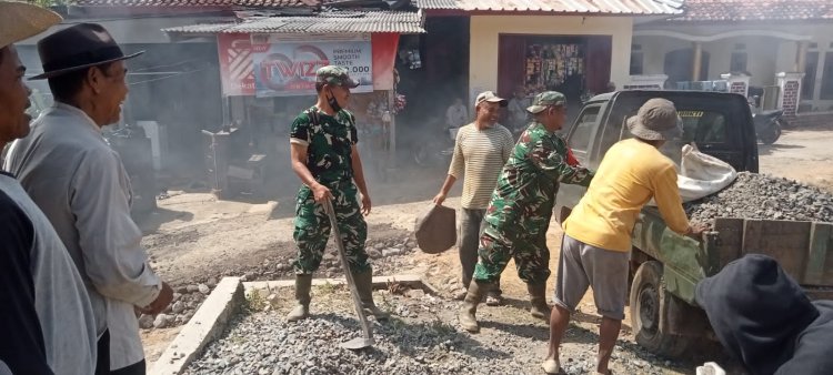 Babinsa Koramil 2210/Pabuaran Laksanakan Karya Bakti Bersama Warga di Desa Sirnasari