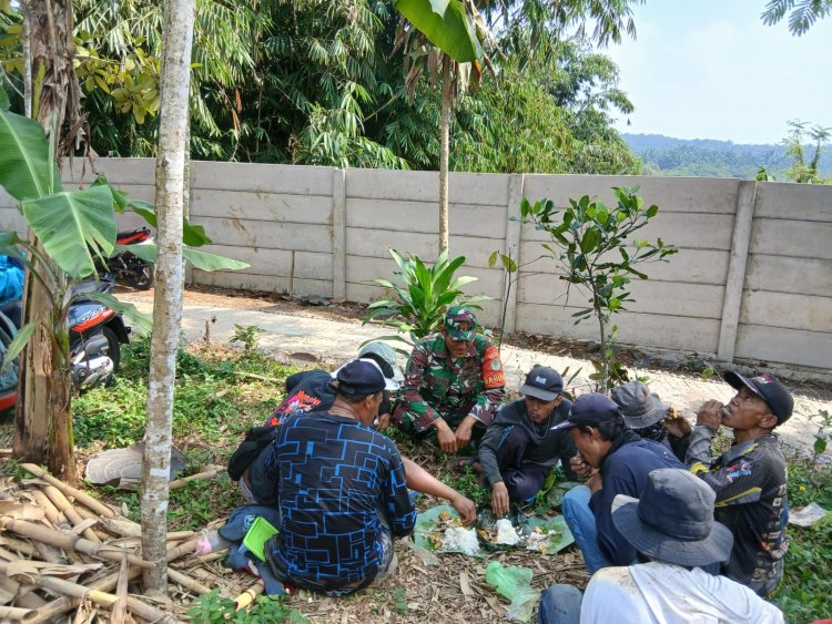 Babinsa Koramil 2204/Cikidang Jalin Komsos dengan Warga Desa Cikarae Thoyibah