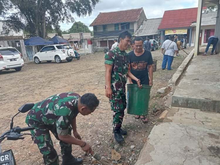 Danramil 2215/Ciemas Pimpin Karya Bakti Pembersihan Pasar Rakyat di Desa Tamanjaya
