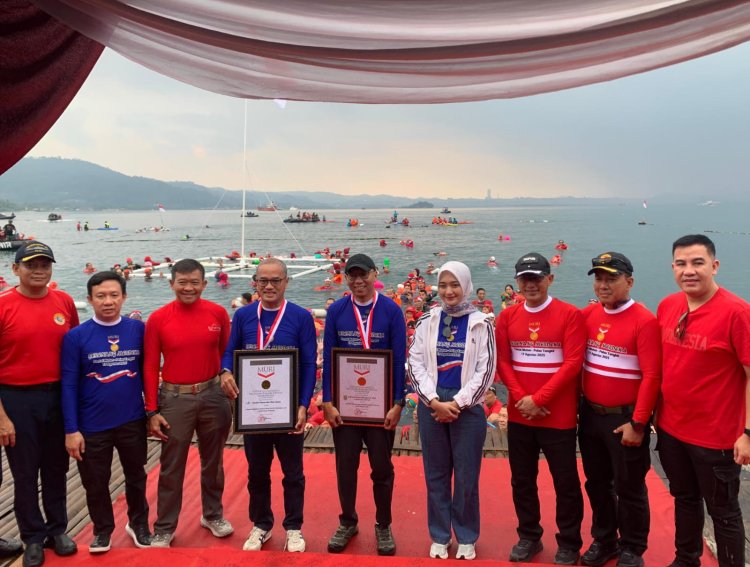 565 Perenang Kibarkan Merah Putih di Laut Mutun, Lampung Pecahkan Rekor MURI