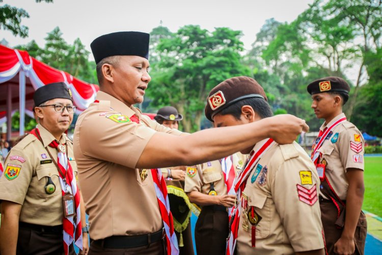 Jenal Mutaqin Sematkan Lencana Garuda untuk 350 Penggalang Pramuka