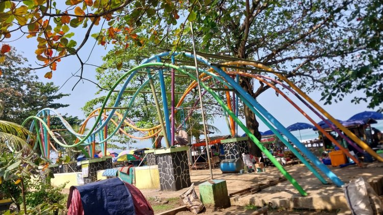 Dinas Perkim Kabupaten Sukabumi Lakukan Perbaikan Shelter di Taman RTH Pantai Citepus