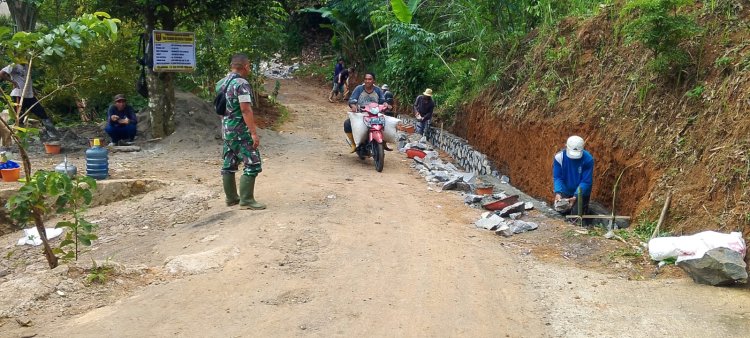 Babinsa Koramil 2201/Cisolok Desa Gandasoli Bersama Warga Gelar Karya Bakti Perbaikan Jalan