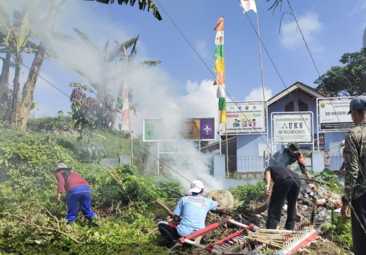 Babinsa Koramil 2208/Nyalindung Laksanakan Karya Bakti Pembersihan Lingkungan