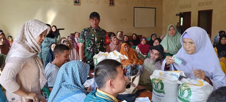 Babinsa Koramil 2213/Jampang Kulon Dampingi Penyaluran Bantuan Beras Bulog