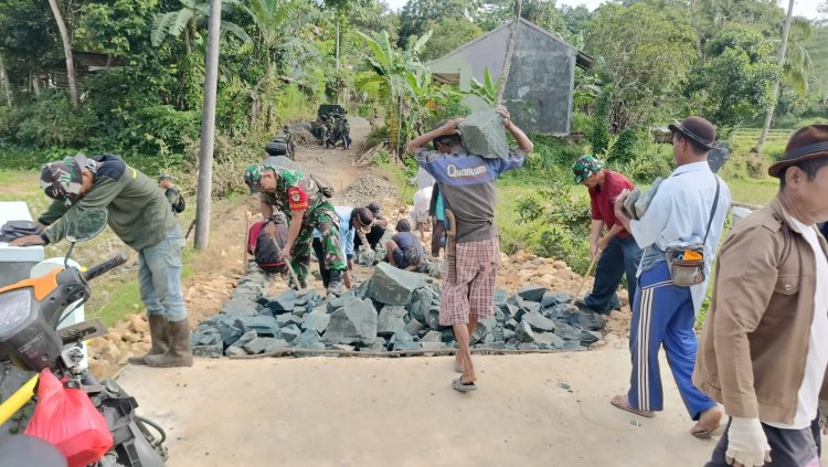 Babinsa Koramil 2213/Jampang Kulon Laksanakan Karya Bhakti Bersama Warga